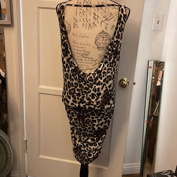 Leopard print formfitting dress open back size small - Picture 3 of 8